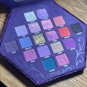 Jeffrey Star Blood lust eyeshadow palette